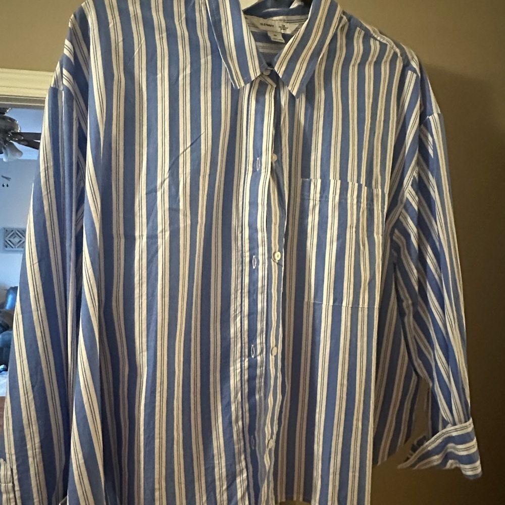 6 yes 6 like new Old Navy women’s plus size 3x button down shirts